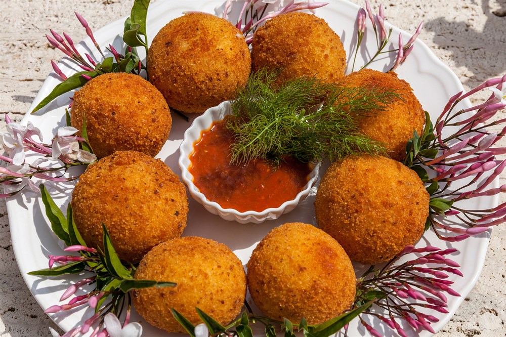 img:/media/Resized/SICILY%20local%20areas/FOOD/1000/TTT_Sicily_Don_Arcangelo_all_Olmo_arancini_APR17_13.jpg